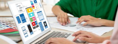 İç mimari ekibinin kırpılmış resmi, mobil uygulama ve web sitesi için UI ve UX tasarımları görüntülenirken renk örnekleri kullanarak renk sunar. Yaratıcı tasarım ve iş konsepti. Değiştirilmiş.