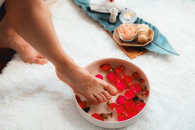 Adam lüks kaplıcalarda mutlu ayak masajına devam ederken, masör de hafif gün ışığı atmosferinde refleksoloji terapisi ya da otel ayak spa 'sında. Sessiz.