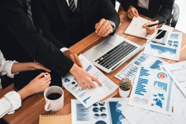 Ofis masasındaki finansal veri raporlarını analiz eden çeşitli bir grup iş analisti. Stratejik pazarlama planlaması için iş zekası analizi çizelgesi ve grafiği.