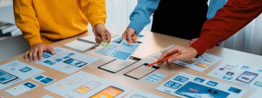 Mobil uygulama ya da web sitesi için kullanıcı arayüzü prototipi planlayan yeni başlayan şirket çalışanlarının panorama pankartı. UX UI tasarımcı beyin fırtınası kullanıcı dostu arayüz planı. Sinerjik