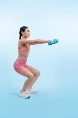 Güçlü enerjik kadın halter kaldırma egzersizi yapıyor izole arka planda. Genç atletik Asyalı kadın dayanıklılığı ve dayanıklılık eğitimi rutin vücut egzersizi..