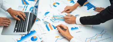 Grup toplantısındaki iş adamları resmi kıyafet paylaşımı fikrine sahipler. Şirketin yaratıcı çalışma alanındaki kar raporunu tartışıyorlar. Grup toplantısı masasında yakın çekim yapmak için. Konuşma .