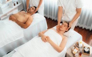 Kafkasyalı çift stres önleyici kafa masajının keyfini çıkarıyor ve lüks otellerde ya da otel spa salonlarında gündüz kaplıcalarında yüz güzelliği eğlencelerini şımartıyor. Sessiz.