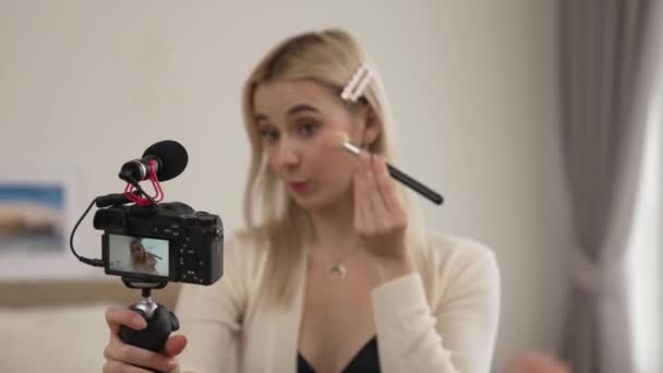 ソーシャルメディアのための美しさと化粧品チュートリアルビデオコンテンツを作る若い女性 美容ブロガーは 視聴者やフォロワーに美容ケアをする方法を示しながら カメラに微笑みます ブリテット — ストック動画