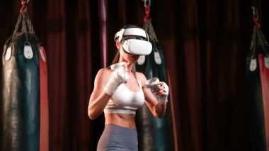 VR ya da sanal gerçeklik ile kadın boksör eğitimi almış, boks simülatöründeki yeteneğini geliştirmek için kontrolör kullanan bir VR kulaklık takıyor. Impetus