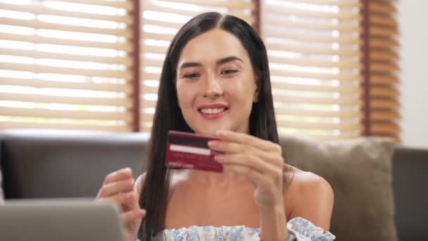 Mujer Joven Que Utiliza Ordenador Portátil Con Tarjeta Crédito Para — Vídeos de Stock