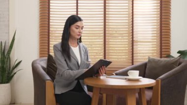 Mutlu ve gülümseyen kadın psikolog psikiyatri ofisinde ya da terapi odasında pano tutuyor. Arkadaş canlısı ve profesyonel ruh sağlığı danışmanı ya da terapisti. Blithe