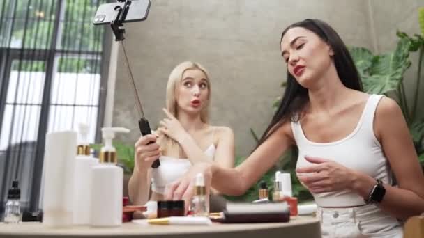 Két Gyönyörű Tartalom Alkotója Hogy Természetes Szépség Kozmetikai Bemutató Zöld — Stock videók