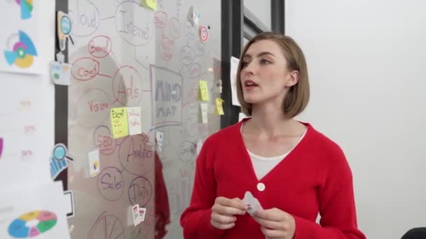 Крупный План Молодой Красивой Предпринимательницы Руководством Представляет Собой Наклейку Рокера — стоковое видео