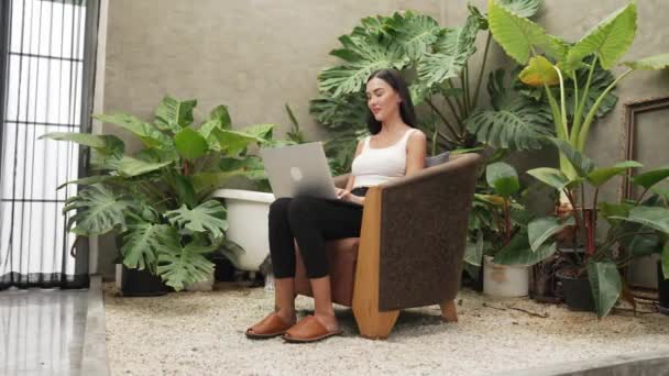 Moderne Jonge Vrouw Praten Aan Telefoon Werken Afstand Ontspannen Eenzaamheid — Stockvideo