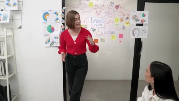 Jeune Belle Femme Affaires Présente Une Stratégie Marketing Démarrage Créative — Video