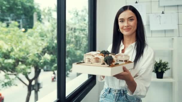 Bellissimo Giovane Architetto Caucasico Mostra Modello Casa Mentre Piedi Sorridente — Video Stock