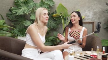 Yeşil bitki üzerine doğal güzellik ve kozmetik dersi yapan iki güzel içerik yaratıcısı bahçe videosunu terk ediyor. Güzellik blogcusu sosyal medyum izleyicilere güzellik hizmetinin nasıl uygulanacağını gösteriyor. Blithe