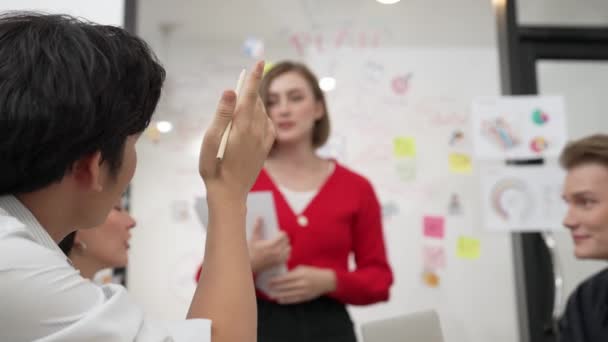 코카서스 사업가 자신감으로 창조적인 비즈니스 회의에서 질문을 스마트 매니저 팀워크 — 비디오