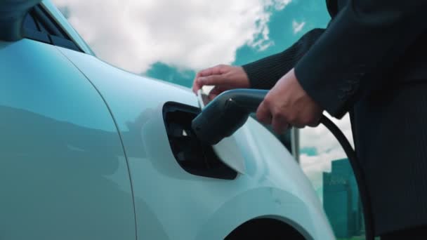 Elektrofahrzeug Geschäftsmann Lädt Elektroauto Batterie Energie Ladestation Auf Der Autobahn — Stockvideo