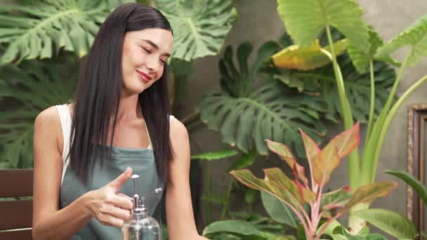 Mladá Zahradnice Pečující Jemně Zalévající Tropické Rostliny Minimalistickém Architektonickém Betonovém — Stock video
