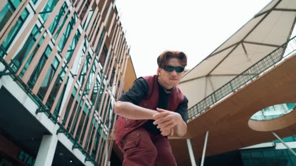 Låg Vinkel Asiatisk Attraktiv Hipster Posera Vid Kameran Omger Köpcentret — Stockvideo