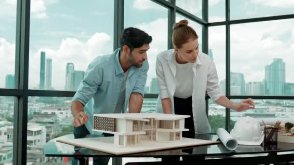 Tim Arsitek Koperasi Bekerja Sama Untuk Mengukur Model Rumah Dengan — Stok Video