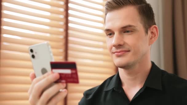 Junger Mann Sitzt Mit Online Bezahl App Und Digitaler Brieftasche — Stockvideo