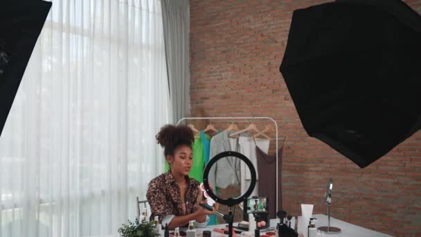 女性影响者拍摄直播Vlog视频评论化妆重要的社交媒体或博客 快乐少女与化妆品工作室照明营销录音会议在线广播 — 图库视频影像