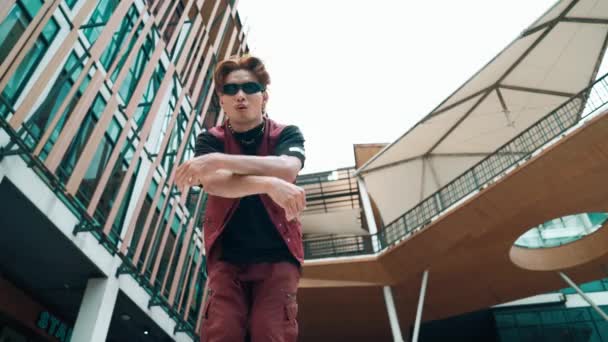 Asyalı Çekici Hipsterin Düşük Açılı Pozu Alışveriş Merkezinin Etrafını Sarmış — Stok video