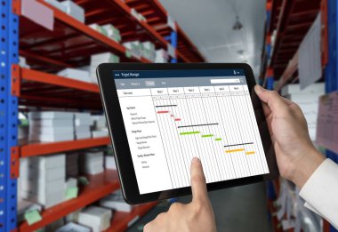 Ekip projesinin zaman çizelgesini gösteren bilgisayar ekranında, modern iş projesi yönetimi için proje planlama yazılımı