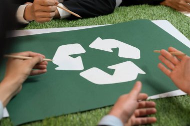 Geri dönüşüm simgesi, geri dönüşüm temiz ekosistem için yeniden kullanım kavramını azaltırken, atık yönetimi üzerine eko iş yatırımları planlayan işadamlarıyla birlikte ofiste bir toplantı masasında. Antika