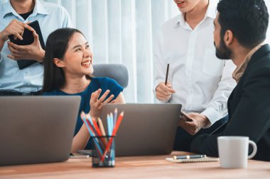 Profesyonel Asyalı çalışanlar, şirket ofisinde takım olarak çalışarak iş planları ve bilgisayarla başarılı olmak için verileri tartışırlar. Modern ofis çalışanı takım çalışması konsepti. Uyum