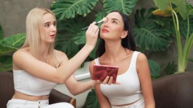 Yeşil bitki üzerine doğal güzellik ve kozmetik dersi yapan iki güzel içerik yaratıcısı bahçe videosunu terk ediyor. Güzellik blogcusu sosyal medyum izleyicilere güzellik hizmetinin nasıl uygulanacağını gösteriyor. Blithe