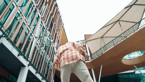 Hispánský Break Dance Před Kamerou Nízkoúhlou Kamerou Nadšení Mexické Hipster — Stock video