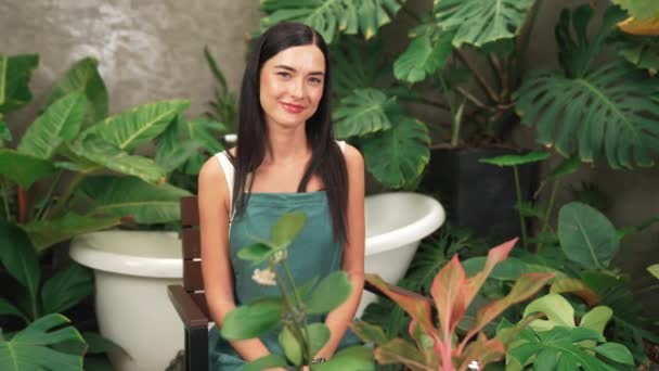 Joven Jardinero Femenino Que Tiende Cultiva Planta Tropical Estilo Arquitectónico — Vídeos de Stock