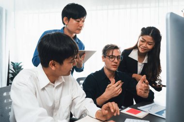 Bir grup farklı ofis çalışanı şirket ofis odasında stratejik iş pazarlama planlamasında birlikte çalışıyor. İş yeri konseptinde pozitif takım çalışması. Tedbirli