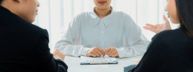 Kariyer hedefini tartışmak ve özgeçmiş ve deneyimi değerlendirmek için işe alım başvurusunda bulunan bir şirket çalışanı. Kariyer fırsatı için iş görüşmesi ve İK yöneticisi konsepti. Panorama Kurnazlığı