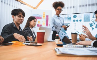 Genç Afrikalı iş kadını modern toplantıda TV ekranında veri analizi paneli sunuyor. Bir grup iş adamıyla konferans odasında iş sunumu. Uyum