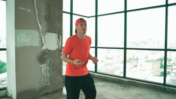 Kelompok Hipster Multikultural Melihat Kamera Sambil Melakukan Break Dance Gedung — Stok Video