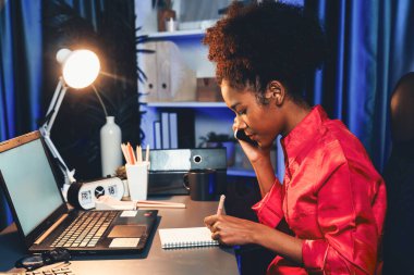 Ciddi yüzü olan güzel bir Afrikalı kadın bu yıl iş planlamacısıyla ilgili danışman ortak arıyor. Piyasa karındaki mevcut durum çözümleri hakkında bilgi pazarı segmenti aranıyor. Tatlandırıcı.