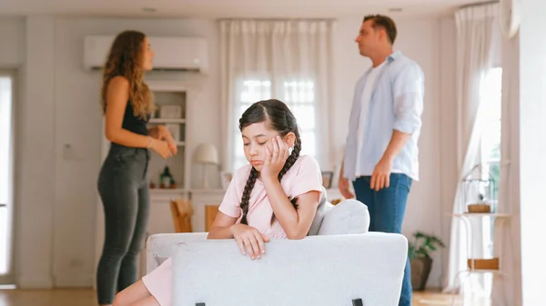 坐在沙发上 被父母在客厅里的争吵困在紧张之中的年轻姑娘生气而不高兴 不健康的家庭生活方式和受创伤的童年发展成抑郁症 — 图库照片