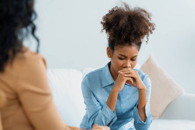 Travma sonrası stres bozukluğu olan üzgün bir kadın psikoloğu, depresyon ya da kalp yetmezliğinden sonra üzüntülü bir ruh sağlığı terapisi görüyor. Hayal kırıklığına uğramış genç bir kadın klinikteki duygular hakkında bir psikologla konuşuyor.