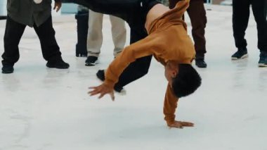 Çatıda çok kültürlü arkadaşlar varken profesyonel İspanyol break dansçısı B boy dansı. Genç modern dans grubu hip hop hareketi yapıyor. Tarz, moda, aksiyon. Açık hava sporu 2024 hiphop..