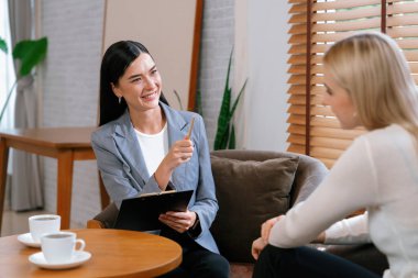 Psikolojik konsültasyon zihinsel problemde iyileşme kaydediyor. Terapi seansında mutlu genç bayan hasta iyileşiyor. Psikiyatrist de akıl hastalığı teşhisi koyuyor. Blithe