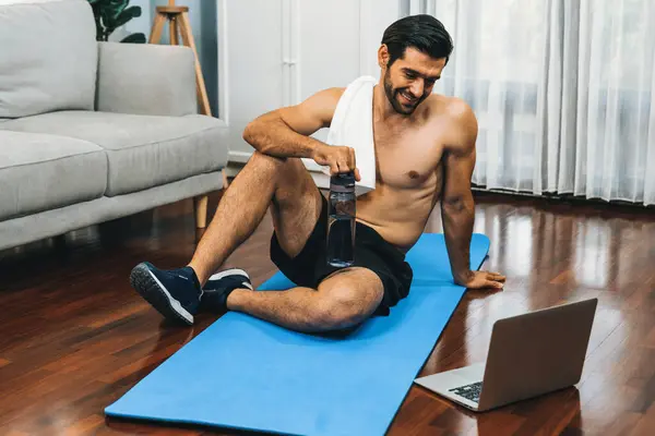 Atletische Sportieve Man Rustend Een Fitnessmat Tijdens Online Lichaamsbeweging Sessie — Stockfoto