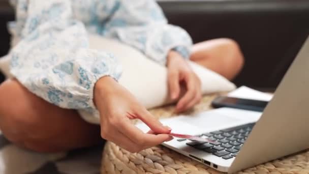 Młoda Kobieta Korzystająca Laptopa Kartą Kredytową Bankowości Internetowej Zakupów Online — Wideo stockowe