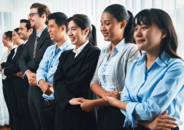 Modern çeşitlilik ve çok kültürlü şirket, iş adamları el ele verip kuyruğa giriyor, işbirliği ve işbirliği kavramına ortak bağlılık gösteriyor. Çok titiz.