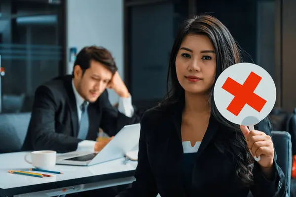 女性人力资源管理人员拒绝面试失败的求职者 而是坐在办公室里 拒绝工作面试 工作申请 招聘和亚洲劳工招聘的概念 — 图库照片