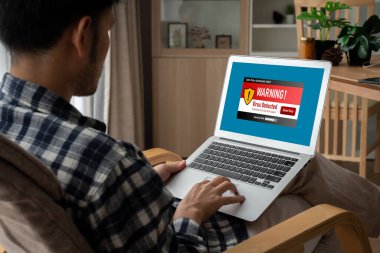 Bilgisayar ekranındaki virüs uyarısı mobil siber tehdit, hacker, bilgisayar virüsü ve kötü amaçlı yazılım tespit edildi