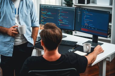 BT geliştiricileri pc ekranında çevrimiçi yazılım geliştirme bilgisini tartışıyor, web sitesindeki son sürüm uygulaması için program kodlaması oluşturuyorlar. Beyin fırtınası yazılımı kavramı güncellendi. Satılabilir.