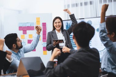 Genç Asyalı iş kadını modern toplantıda TV ekranında veri analizi paneli sunuyor. Bir grup iş adamıyla konferans odasında iş sunumu. Uyum