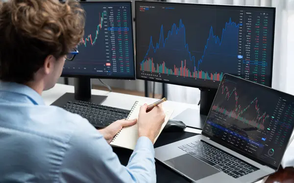 Arbeitende Junge Business Trader Die Sich Auf Laptop Markt Aktiendiagramm — Stockfoto