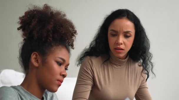 压力很大的非洲裔美国妇女在信用卡债务方面存在财务问题 难以支付关键的个人坏账概念和抵押贷款支付管理危机 — 图库视频影像