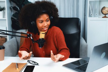 Güzel Afrikalı kadın etkileyicilerin sunucu kanalı yeni dinleyicilerle yayın stüdyosunda konuşuyor. Canlı sosyal medyada yaşam koçu danışmanlığı zamanı. Tavsiye verme kavramı. Tatlandırıcı.